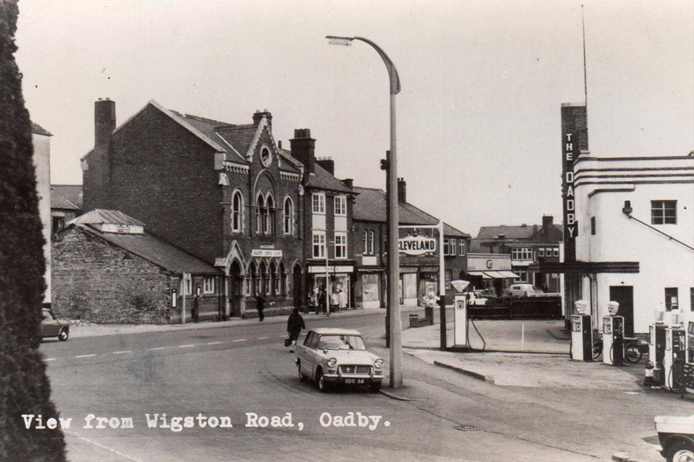 Postcard Photo depicting the view from Wigston Road, Oadby